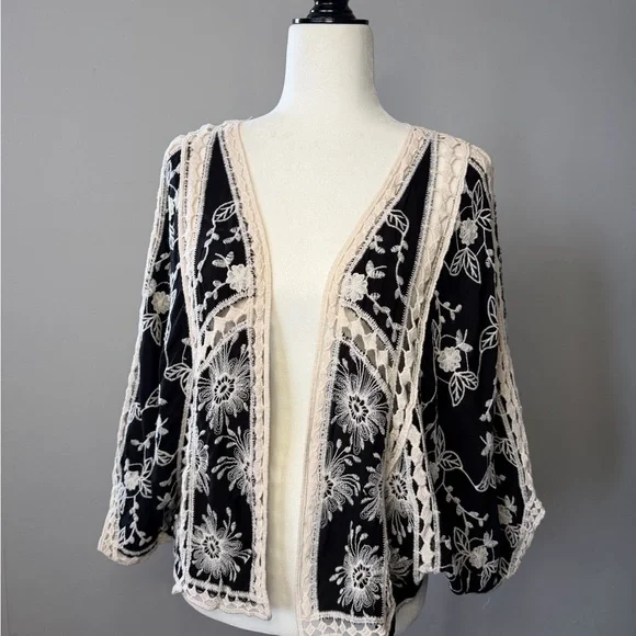Black and Cream Floral Embroidered Kimono - Picture 2 of 4
